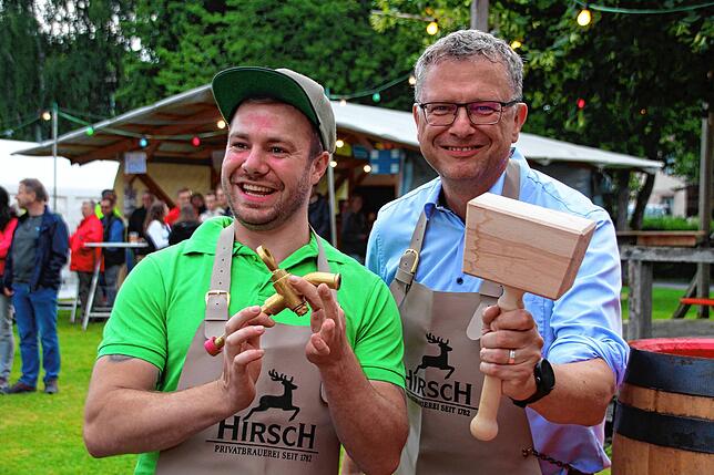 Bild 10: Besucher feiern trotz Regen auf 34. Walder Dorffest
