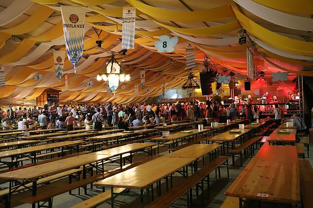 Während des Höhner-Konzertes blieben unzählige Bänke leer. Für Festwirt Hans Fetscher nicht überraschend, er rechnete nicht mit mehr ...