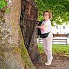Die alte Gerichtslinde am historischen Postplatz in Heiligenberg imponiert der Seniorin. Bilder: Martina Wolters
