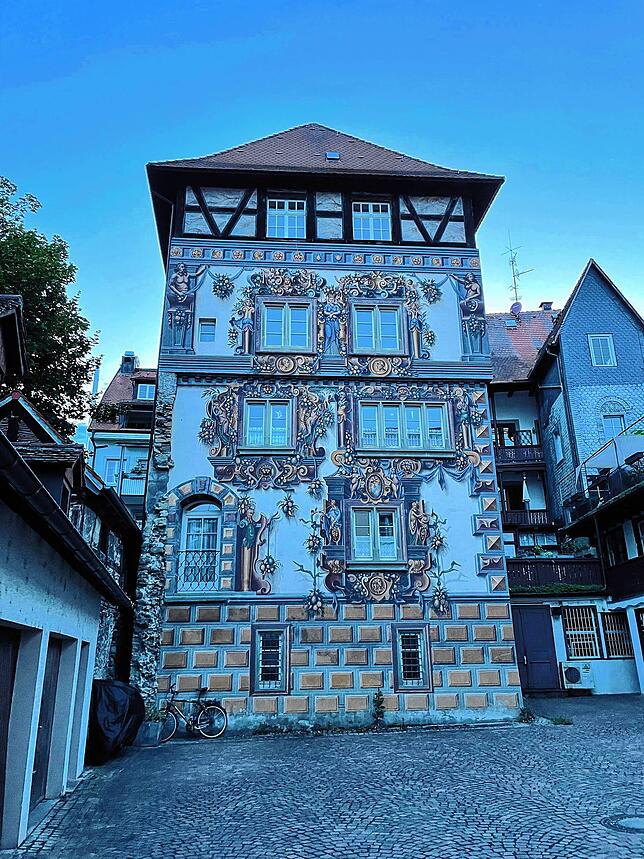 In der Konstanzer Altstadt sind viele historische Gebäude mit fantastischen Wandmalereien erhalten. Hier ein Haus in der Hohenhausgasse.
