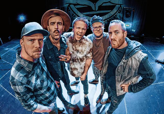 Die Fäaschtbänkler mischen Blas- und House-Musik, Pop und Rock und Elektronisches zu Blowpop.