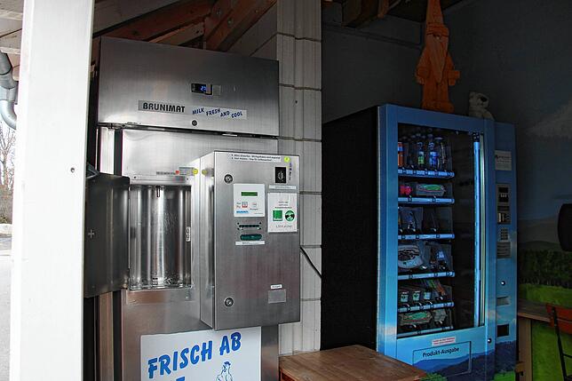 Am Frischmilchautomaten (links) können sich Besucher frische Rohmilch selbst abfüllen.