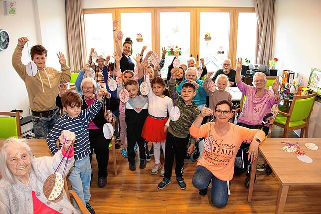 Ein Besuch, der allen Freude bereitet: Nach der Bastelstunde zeigen die Kinder und die Bewohnerinnen und Bewohner des Pflegeheims ihre ...