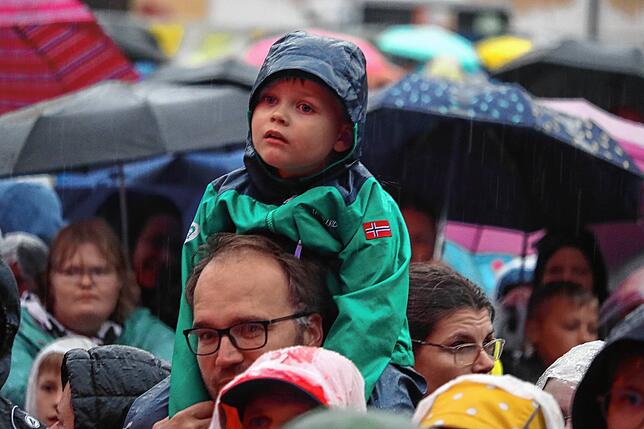 Bild 19: Regenfeste Wincent-Weiss-Fans in Salem