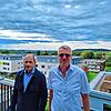 Blick auf den Magdalenenberg: Thomas Fichtel und Hartwig Wütz von Top-Bau auf einem Balkon im Friedrichspark. Das neue Wohngebiet ...