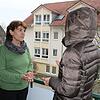 Waltraud Zeller-Fleck vom Leitungsteam des Mehrgenerationenhauses im Gespräch mit einer Frau, die alles verloren hat – nur ihren ...