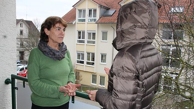 Waltraud Zeller-Fleck vom Leitungsteam des Mehrgenerationenhauses im Gespräch mit einer Frau, die alles verloren hat – nur ihren ...