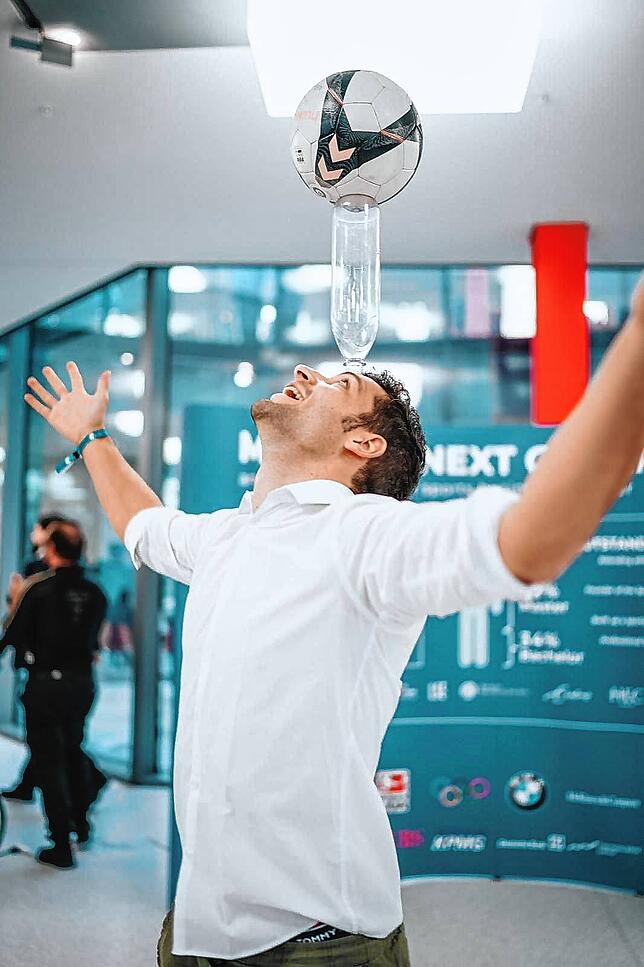 Bei einer Freestyle-Show am Impulse Summit an der Universität in St. Gallen verblüfft Patrick Bäurer aus Hondingen mit diesem Trick.
