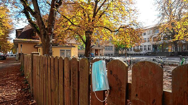 Der Mund-Nasenschutz soll Schüler und Lehrer gleichermaßen schützen. Beim Kampf gegen die Ausbreitung des Corona-Virus kommen den ...