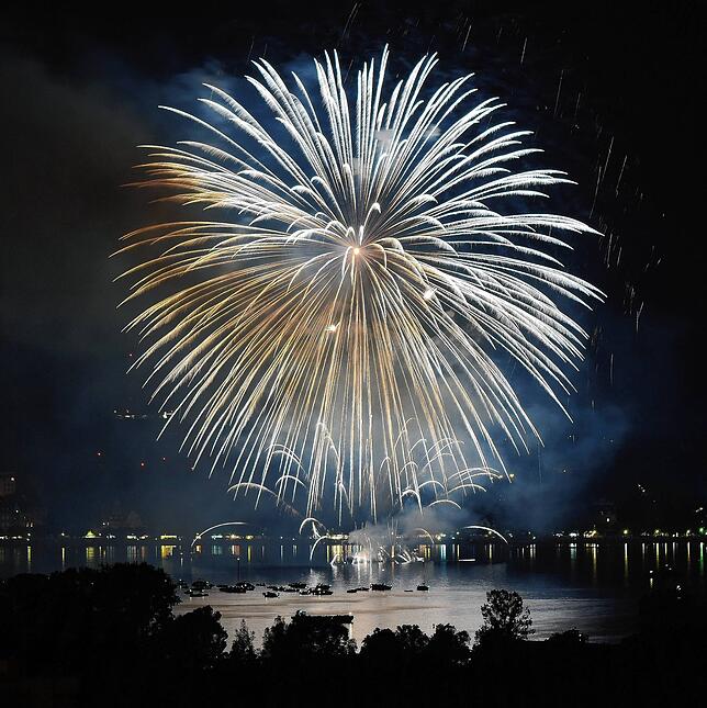 Herrlich! Vom Schweizer Seerücken aus bietet sich dieser Anblick auf das Seenachtfest-Feuerwerk.