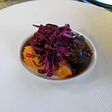 Lecker! Die Kalbsbacke mit Blaukrautsalat und Kürbisstampf sieht nicht nur feierlich aus, sondern schmeckt auch richtig gut.