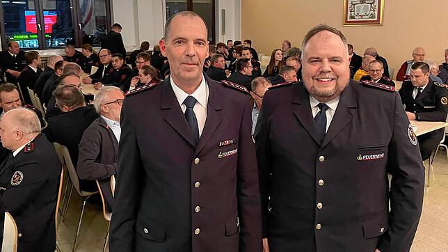 Feuerwehr-Kommandant Stefan Schüttler und sein Stellvertreter Stefan Tröndle legten bei der Hauptversammlung der Singener Kernstadt-Wehr ...