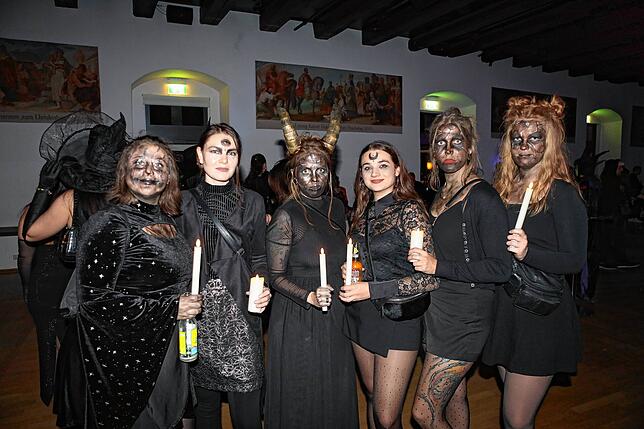 Bild 31: Schaurig-schöne Partystimmung mit Kürbis und Zombies