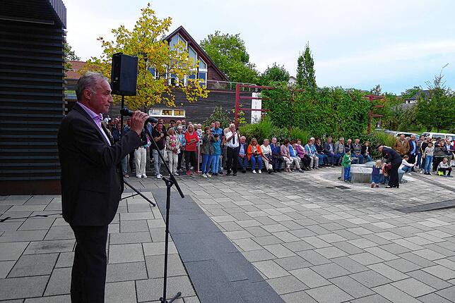 Vor dem Amtsinhaber trat Bürgermeisterstellvertreter Wolfgang Rößler vor das Mikrofon und verkündete das Wahlergebnis.