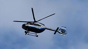 (Symbolbild von Januar 2025) Unter anderem mit einem Hubschrauber suchte die Polizei nach einem vermissten 26-Jährigen.