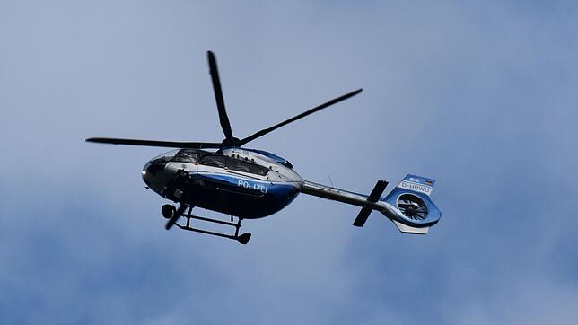 (Symbolbild von Januar 2025) Unter anderem mit einem Hubschrauber suchte die Polizei nach einem vermissten 26-Jährigen.