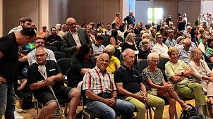 Großer Andrang in der Stadthalle. Die Diskussion im Gemeinderat der Stadt Schopfheim über die Zukunft des Freibads bewegte viele ...