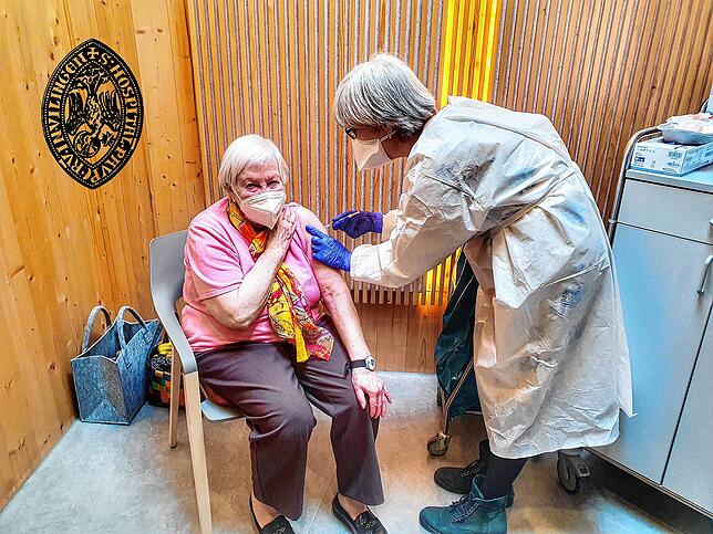 Ihre erste Impfung bekam Lieselotte Rüter, Bewohnerin des Betreuten Wohnens am Warenbach, gleich nebenan im Heilig Geist Spital. Bild: ...