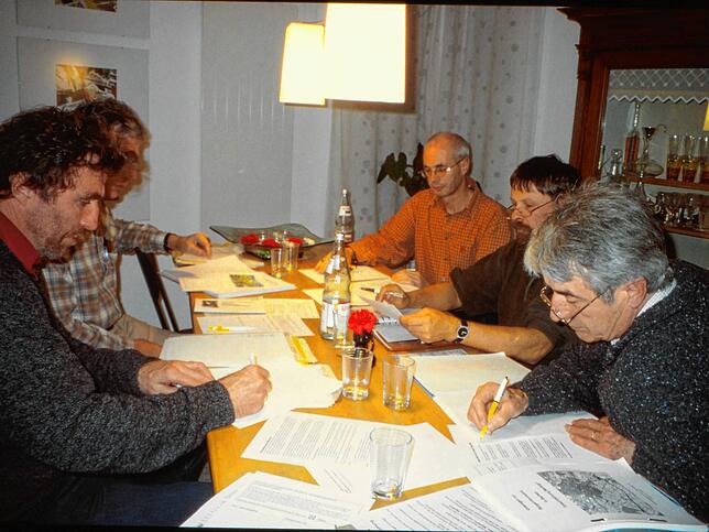 Mitglieder der Umweltgruppe bereiten 2003 den „Umweltkurier“ zur Südumfahrung als Informationsbroschüre für den ...