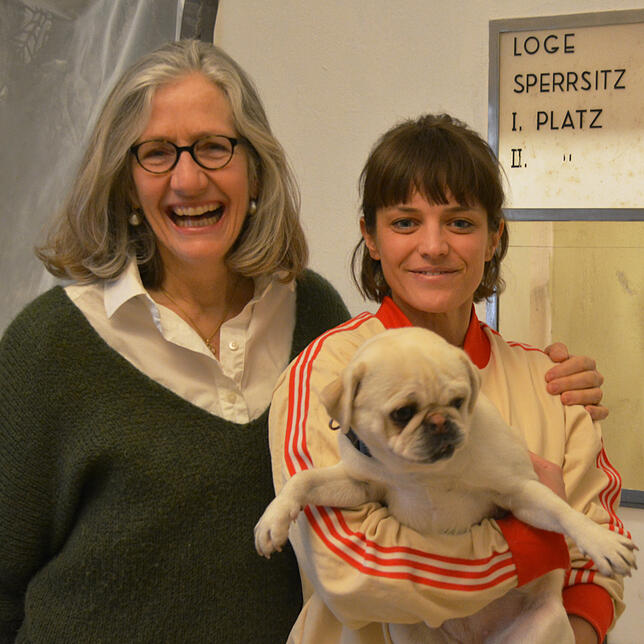 Barbara Haller (links) und Tonja Lucia Steppacher mit Hündin Tara im alten Kino Apollo. Das Lichtspielhaus erstrahlt bald im neuen Glanz.