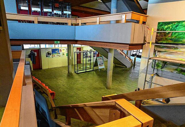Viele Bauteile sollen bei der Vollsanierung des Rathauses erhalten bleiben. So wurden die hölzernden Handläufe und das kommunikative ...