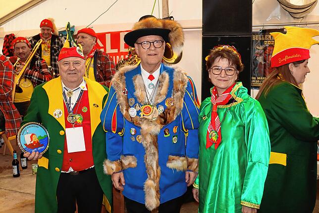 Welsbart-Präsident Sigmund Häberle bekommt im Beisein von Bürgermeisterin Monika Laule von Landvogt Manfred Knopf die große Plakette der ...