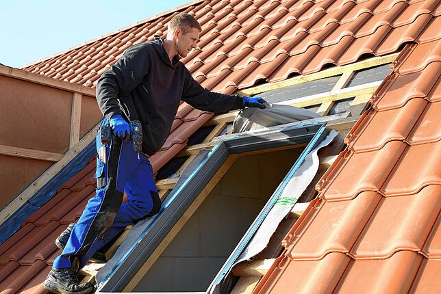 Wirtschaftsmacht von nebenan: Handwerker beim Dachdecken.