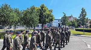 Von der Kaserne marschieren die Soldaten um 13.30 Uhr über die Friedhofstraße und Karlstraße in Richtung Schloss.