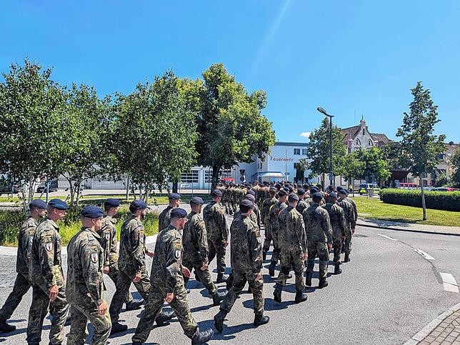 Von der Kaserne marschieren die Soldaten um 13.30 Uhr über die Friedhofstraße und Karlstraße in Richtung Schloss.
