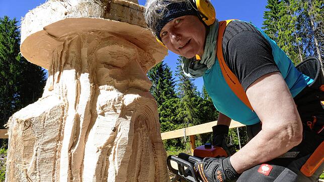 Holzbildhauerin Ulrike Wasmer-Ludwig bei der Arbeit im Zauberwald von Bernau. Aus einem mächtigen Fichtenstamm soll bald in neuer Merlin ...