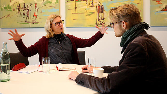 Ruth Bader, Interims-Geschäftsführerin des Bodenseeforums Konstanz, im Gespräch mit SÜDKURIER-Lokalchef Benjamin Brumm.