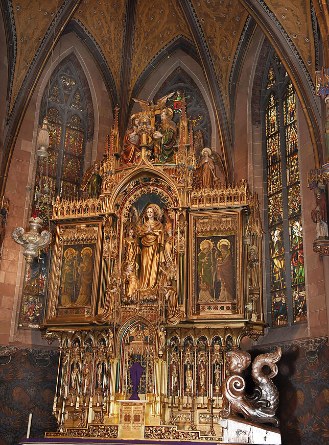 Der Altar im Chorraum.