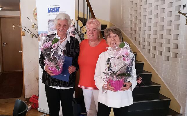 Elisabeth Gratwohl (links) und Ingrid Kästle sind neue Ehrenmitglieder beim VdK Markdorf, in der Mitte die Ortsgruppenvorsitzende Regine ...