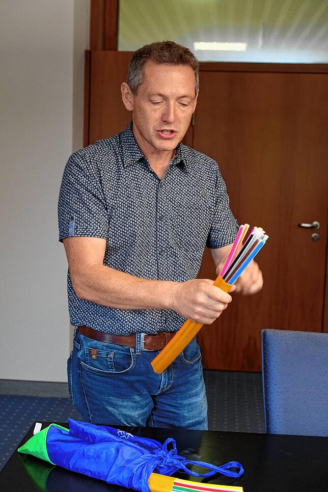 Ortsbaumeister Ulrich Kohler zeigt, wie die Leerrohre für Glasfaserkabel aussehen.