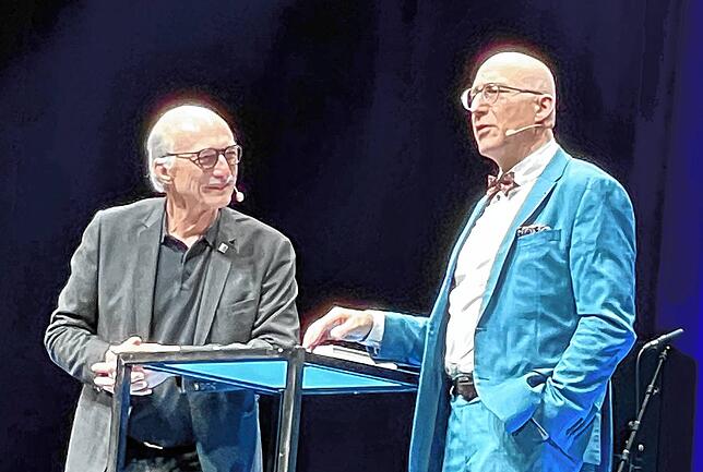 In einem munteren Gespräch interviewte der schwäbische Literaturpapst Oswald Burger (links) den Bestsellerautor Ewald Arenz auf der ...