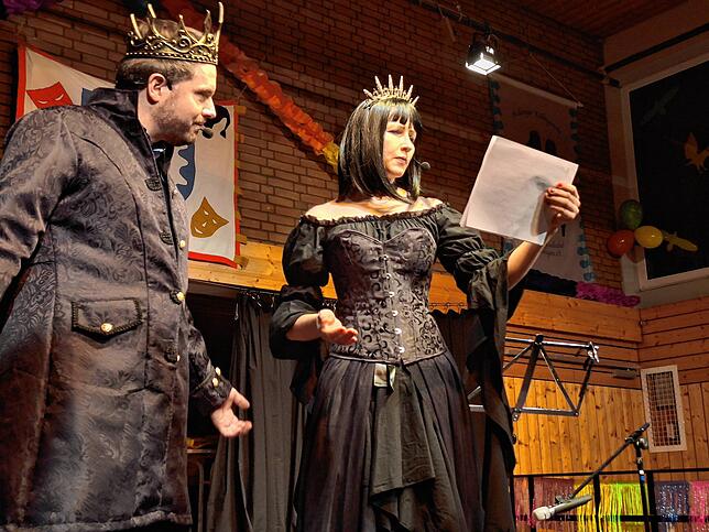 Führten launig und eloquent durch den Abend: Wolfram Niedermann und Fabienne Lotz.