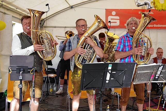 Bild 8: Buntes Programm beim 40. Öhninger Dorffest