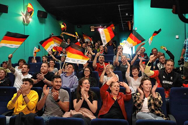 Etwa 60 Freunde und Familienmitglieder feierten im Kino.