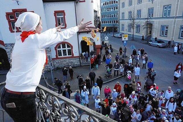 Süße Sachen brachte Redakteurin Juliane Schlichter 2020 beim traditionellen Auswerfen unter die Teilnehmer des Kinderumzugs.