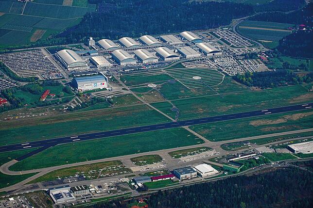 Nicht auf dem Messegelände (oben), sondern am Flughafen kann sich der VfB für die nächsten Jahre einmieten – wenn der Gemeinderat ...