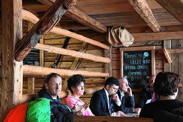 Die Gewerbetreibenden wie Ingo Baumann (l.), Betreiber des Schneebretts auf dem Feldberg, sind mit der Saison aber alles andere als ...