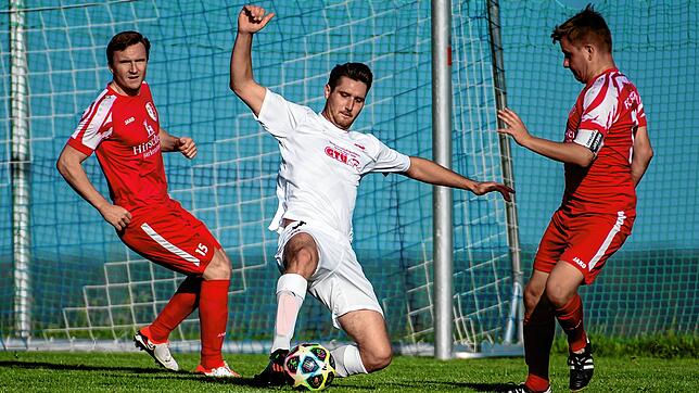 Dreierpack: Jörg Hupfer (Mitte, im Spiel beim FC Schlüchttal) erzielte vor der Pause beim 7:1 des TuS Binzen gegen den Nachbarn TuS ...