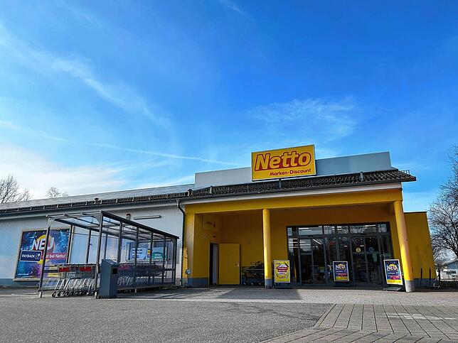 Die Discounter-Filiale und der Parkplatz, auf dem der Raubüberfall seinen Anfang nahm.