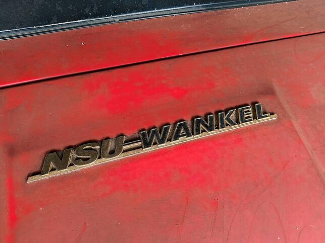 Damit‘s auch jeder sieht: Unter dieser Heckhaube arbeitet kein gewöhnlicher Motor.