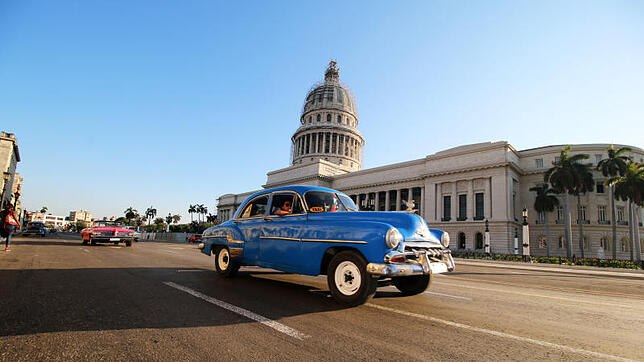 Geschichte auf Rädern: Oldtimer prägen nach wie vor das Stadtbild von Havanna wie hier vor dem Kapitol.