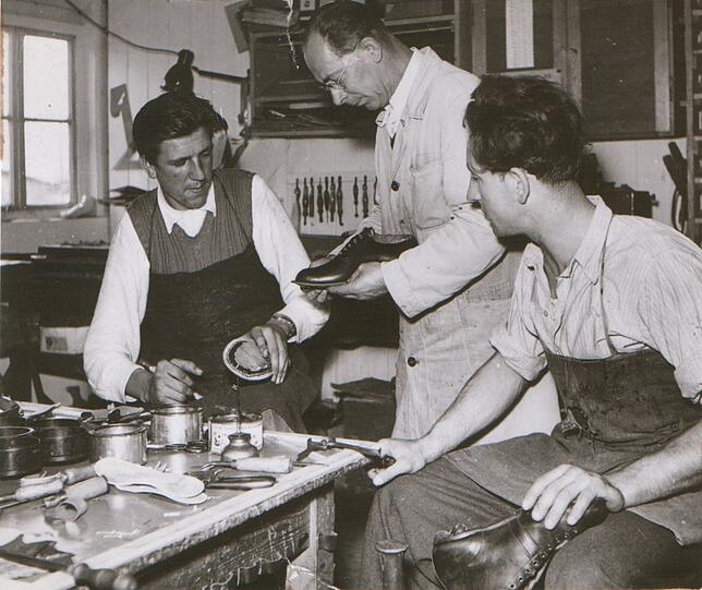 1953 in der Schuhmacherei des Kinderdorfs (von links): Erwin Rohman, Heinrich Herböck und Gustav Dorell.