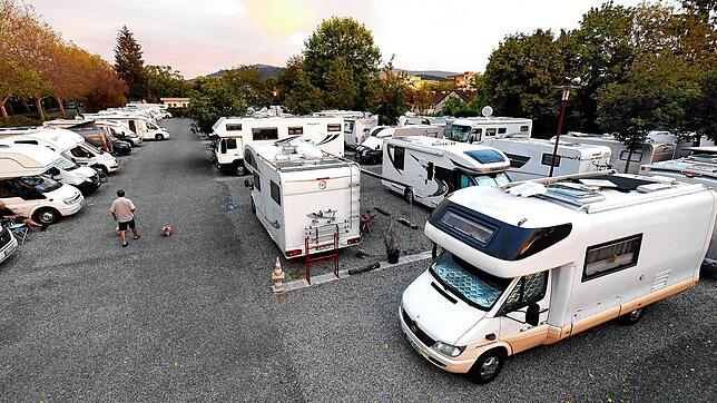 Einen großen Wohnmobilstellplatz wie hier in Freiburg gibt es bislang in Villingen-Schwenningen nicht. Die Stadt will für die ...