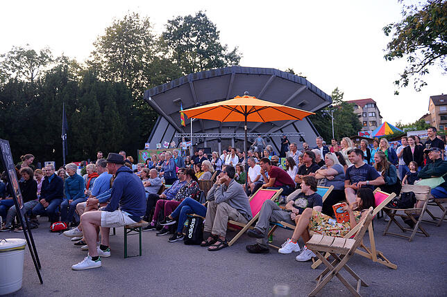 Wer sich auf keinen Programmpunkt im Zelt festlegen kann, hat trotzdem Gelegenheit, sich von anspruchsvoller Livemusik begeistern zu ...