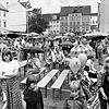 Eine Weinfest-Szene auf dem Stephansplatz aus dem Jahr 1979. Ein Treffpunkt für einheimische Familien, das war das alte Konstanzer ...