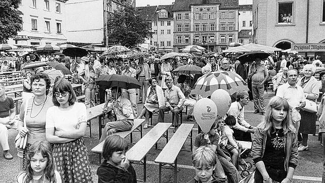 Eine Weinfest-Szene auf dem Stephansplatz aus dem Jahr 1979. Ein Treffpunkt für einheimische Familien, das war das alte Konstanzer ...